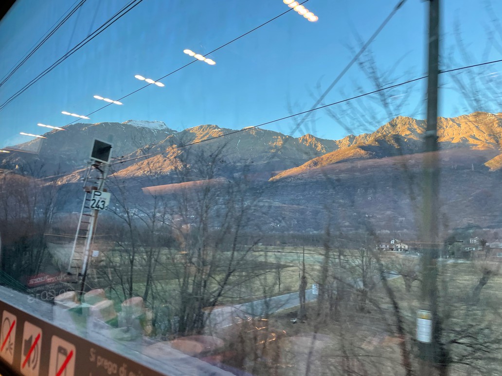 Foto di montagne viste dal treno.