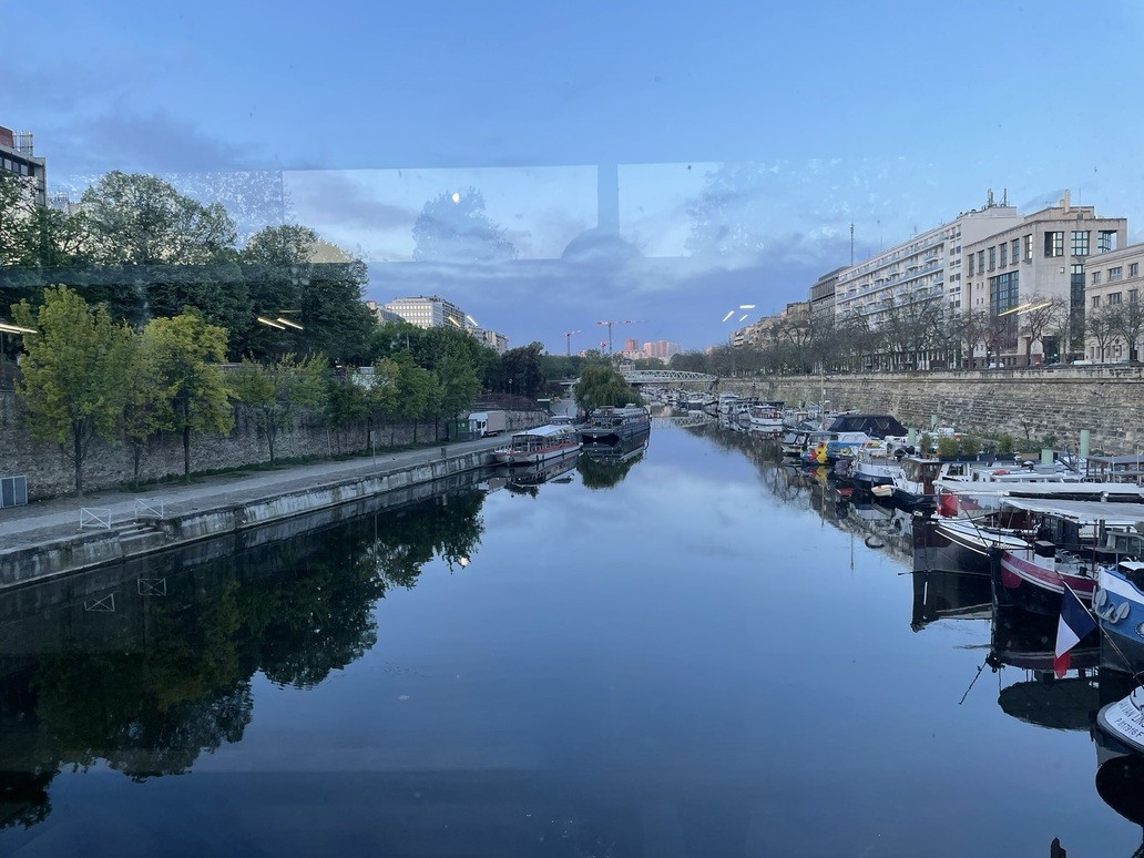 Il porto di Parigi con un cielo di prima mattina.