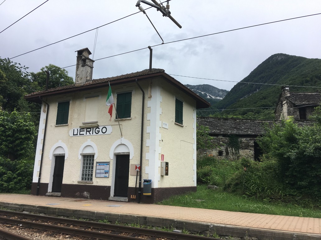 Piccola stazione ferroviaria con la bandiera italiana e il nome "Verigo" 